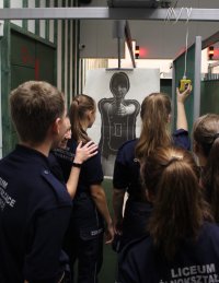 młodzież zwiedza strzelnicę w KPP w Poddębicach