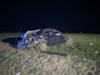 uszkodzony pojazd w polu
