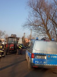 policja wykonuje czynności na miejscu zdarzenia z traktorem i osobówką