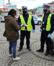 Policjanci rozdają maseczki ochronne mieszkańcom powiatu poddębickiego