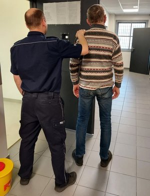 policjant z zatrzymanym w PDOZ