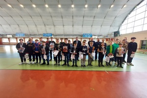 Zdjęcie grupowe uczestników Turnieju Bezpieczeństwa w Ruchu Drogowym.