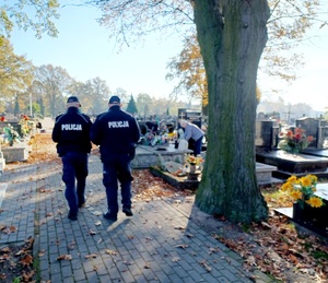 policjanci na cmentarzu dbają o bezpieczeństwo mieszkańców poszczególnych gmin