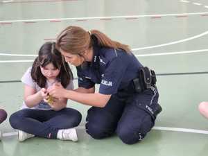 policjantka prezentuje odblaski dziecku