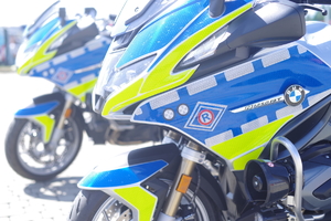 widoczny przód policyjnych motocykli