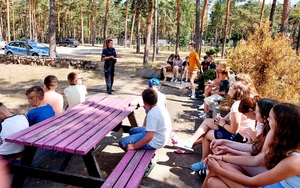 dzieci podczas pogadanki w lesie