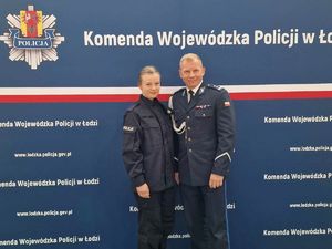 Nowo przyjęta funkcjonariuszka i Komendant Powiatowy Policji w Poddębicach