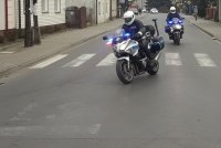 policjanci na motocyklach zabezpieczają przejazd rowerzystów