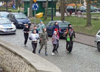 policjanci zabezpieczają na drodze uczestników biegu na rzecz ziemi