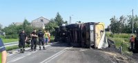 Przewrócona ciężarówka z masą bitumiczną zablokowała drogę wojewódzką w miejscowości Stanisławów na terenie gminy Uniejów. Na miejscy pracują służby ratunkowe.