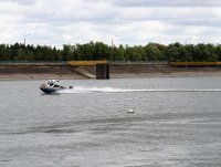 Policyjna łódź motorowa płynie po zbiorniku Jeziorsko