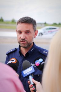 Policjant RD z KWP w Łodzi omawia założenia mapy wypadków śmiertelnych