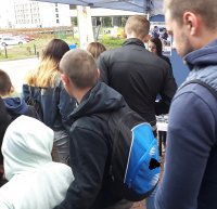 Ludzie podchodzą do policyjnego stoiska w Uniejowie