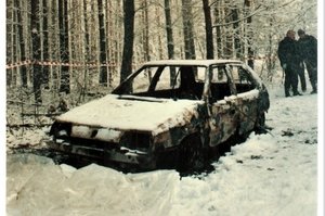 Zdjęcie wraku spalonego pojazdu.