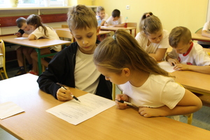 uczniowie piszą test wiedzy
