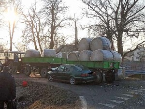 pojazd osobowy uderzył w traktor z przyczepami