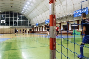 policjanci graja w piłkę nożną z poddębicką młodzieżą