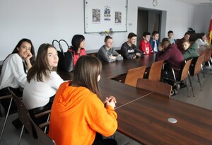 uczniowie rozmawiają z policjantem o jego zawodzie