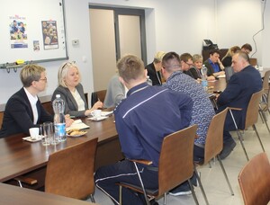 Komendant omawia zagadnienia dotyczące oszustw metodą na wnuczka, policjanta