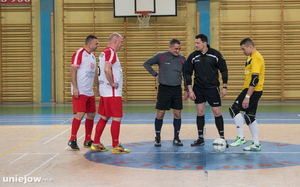 z sędzią na boisku