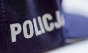 napis policja na rękawku koszulki policyjnej