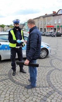 Policjanci rozdają maseczki ochronne mieszkańcom powiatu poddębickiego