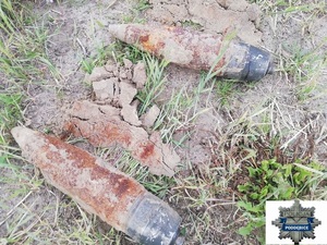 wykopane artyleryjskie pociski