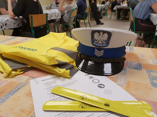 Na zdjęciu czapka policyjna i elementy odblaskowe.