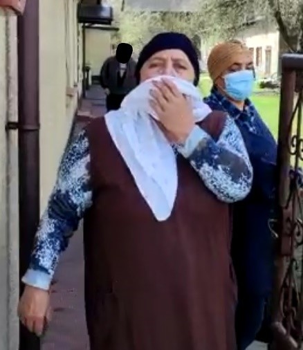 Na zdjęciu dwie kobiety, które mają zakryte maseczkami usta i nos.