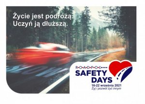 Na zdjęciu czerwony samochód jadący drogą, w tle drzewa i napis Życie jest podróżą, uczyń ją dłuższą, ROADPOL Safety Days 16-22 września 2021 Żyj i pozwól żyć innym.