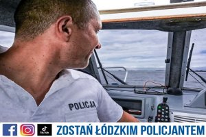 Na zdjęciu widać policjanta, który patroluje łodzią Zbiornik Jeziorsko.