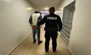 Policjant i zatrzymany mężczyzna.