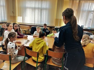 policjantka rozdaje ulotki