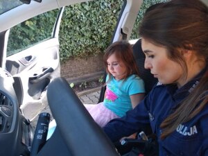 dzieci z przedszkola w radiowozie