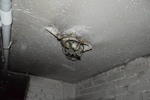 zniszczone lampy, potłuczone klosze w piwnicy