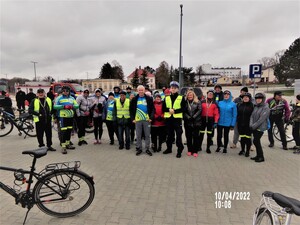 policjant z uczestnikami klubu rowerowego