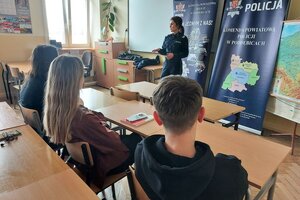 spotkanie w szkole, policjantka opowiada uczniom o zawodzie policjanta