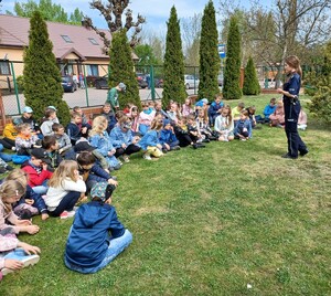 policjantka wyjaśnia dzieciom zasady bezpieczeństwa