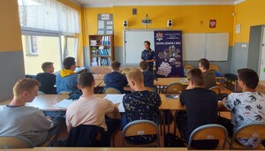 policjantka omawia z uczniami zasady przyjęcia do Policji