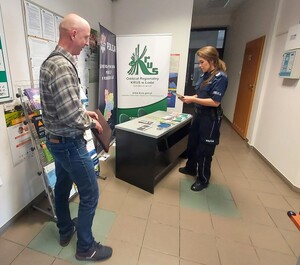 policjantaka informuje rolnika o zagrożeniach