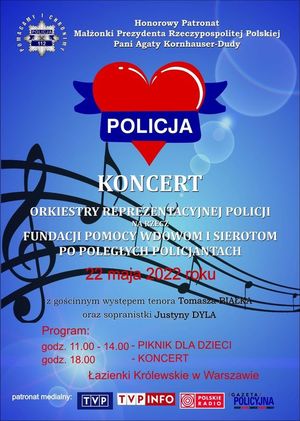plakat zapraszający na występ orkiestry policyjnej, niebieskie tło i czerwone serce