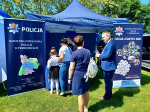 piknik w Dalikowie, policyjne stoisko, zainteresowani