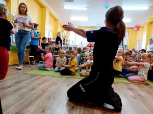 policjantak uczy dzieci pozycji obronnej przed psem