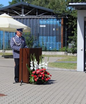 Komendant Powiatowy Policji w Poddębicach podczas przemówienia