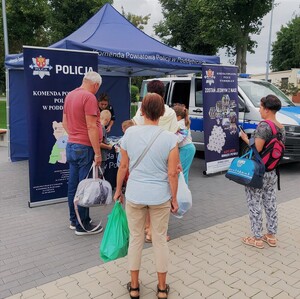 urlopowicze przy policyjnym stoisku