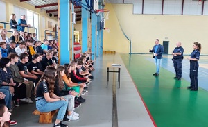 policjantka prowadzi prelekcję