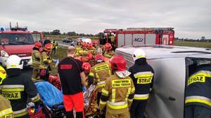 Służby ratunkowe udzielają pomocy poszkodowanym w wypadku na autostradzie