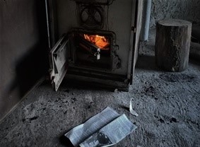 piecyk w zniszczonym ogniem pomieszczeniu