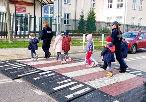 policjantki uczą dzieci przechodzić przez pasy