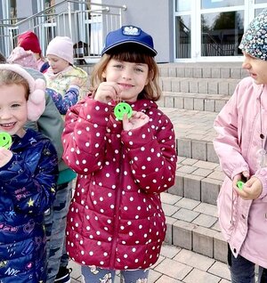 dziewczynka z odblaskiem